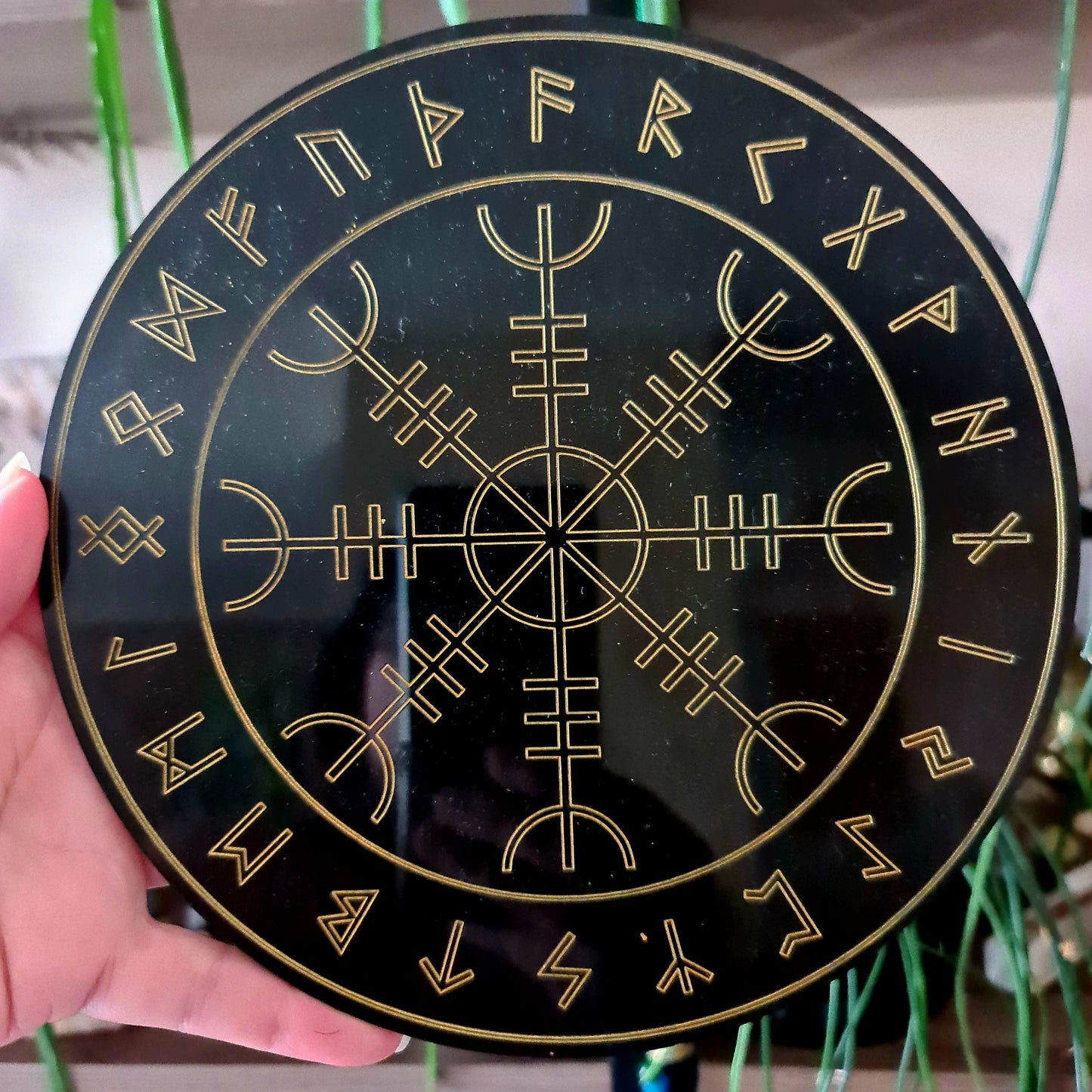 A 20cm acrylic crystal grid with a geometric pattern and gold text, held in a person's hand.