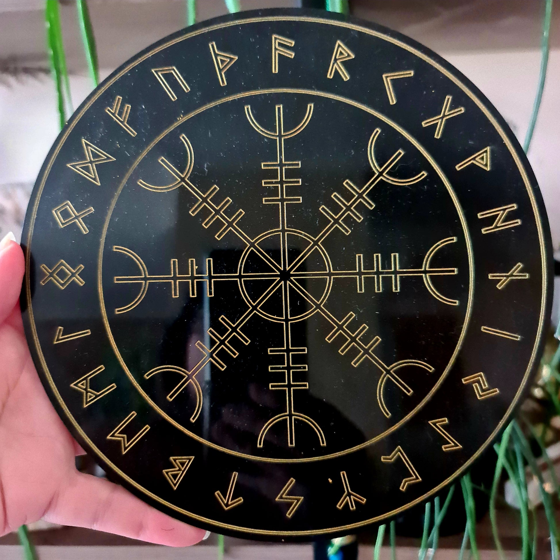 A 20cm acrylic crystal grid with a geometric pattern and gold text, held in a person's hand.